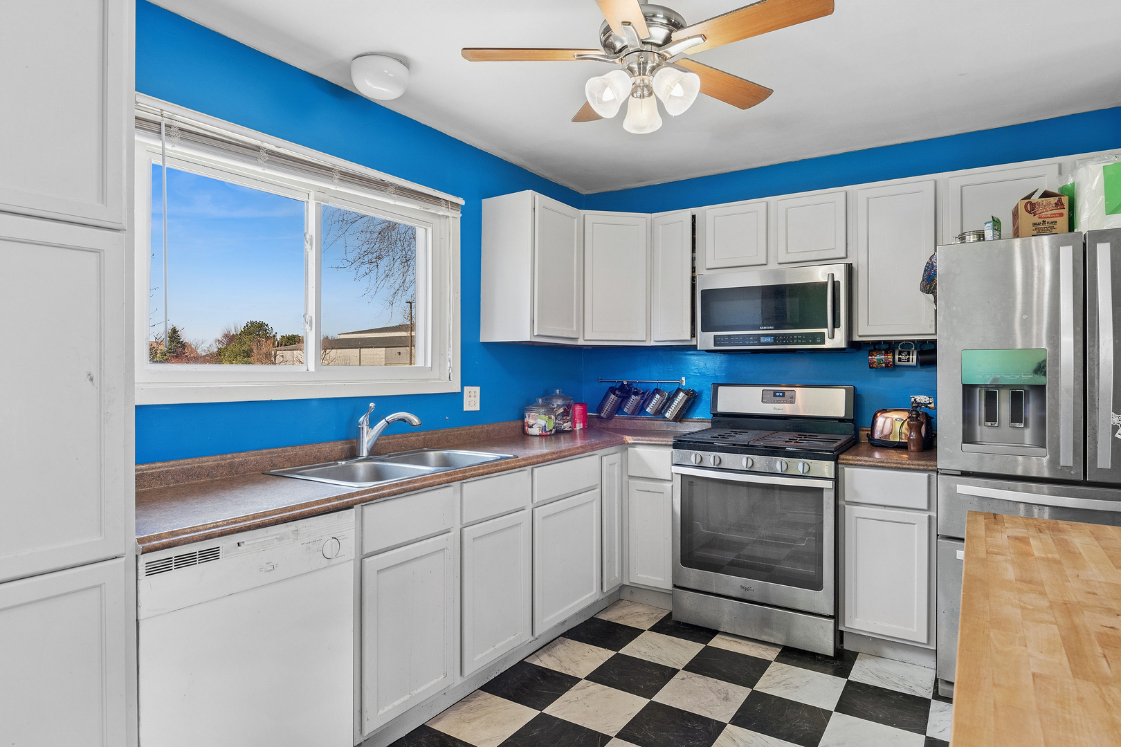 313 Thistle Drive Bolingbrook, IL 60490 - Photo 6 of 23 a kitchen with stainless steel appliances a stove a sink and a microwave