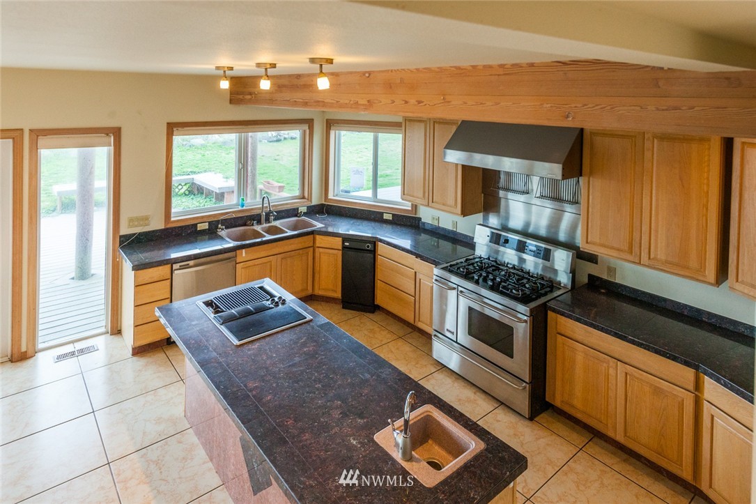 7634 Maxwelton Road Clinton, WA 98236 - Photo 11 of 25