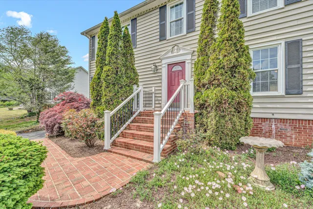 a view of a pathway with a house