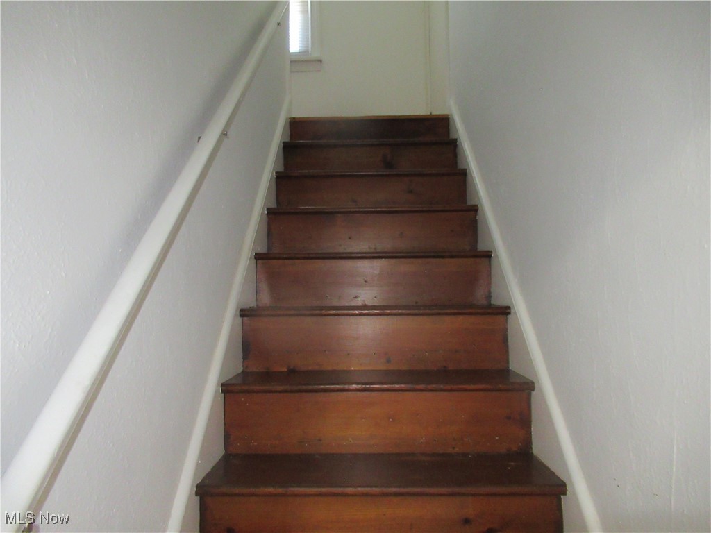 1397 Sunset Road Cleveland, OH 44124 - Photo 19 of 32 View of stairs