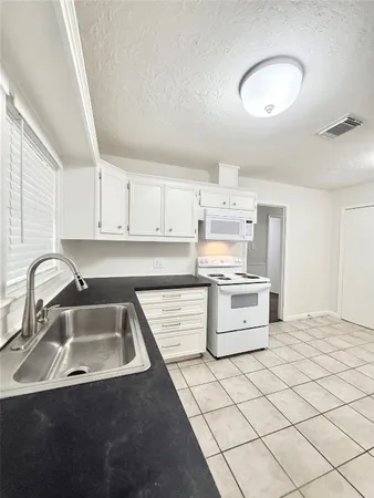 $1,850 | 523 Wisteria Street, Lake Jackson, TX 77566