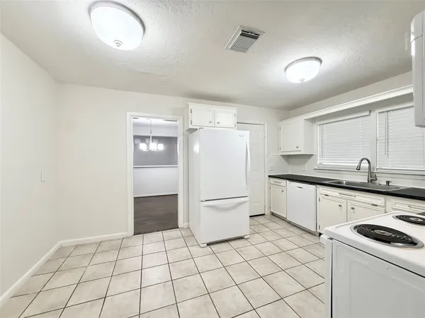 $1,850 | 523 Wisteria Street, Lake Jackson, TX 77566