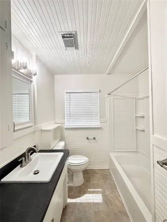 $1,850 | 523 Wisteria Street, Lake Jackson, TX 77566