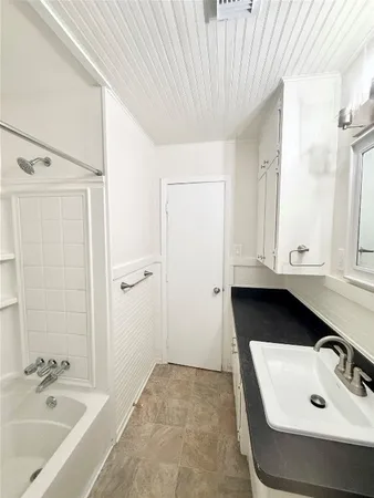 $1,850 | 523 Wisteria Street, Lake Jackson, TX 77566