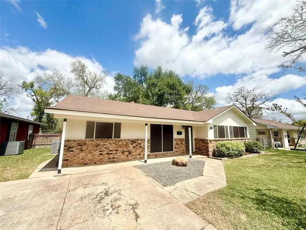 $1,850 | 523 Wisteria Street, Lake Jackson, TX 77566