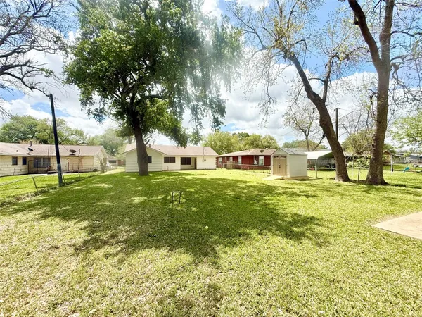 $1,850 | 523 Wisteria Street, Lake Jackson, TX 77566