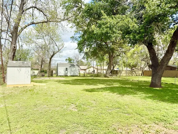 $1,850 | 523 Wisteria Street, Lake Jackson, TX 77566
