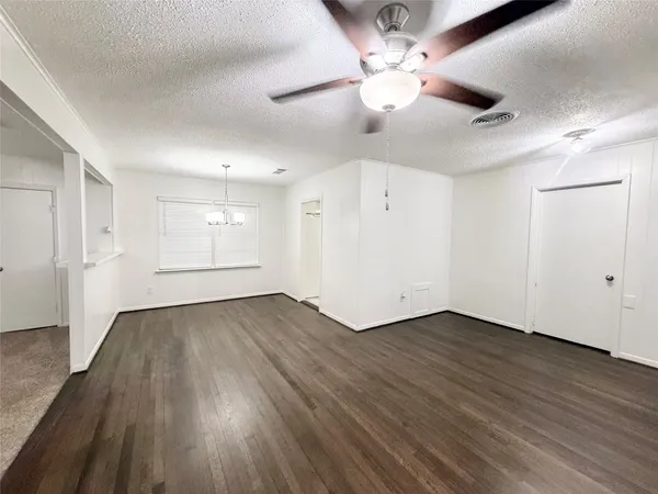 $1,850 | 523 Wisteria Street, Lake Jackson, TX 77566