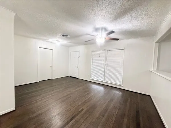 $1,850 | 523 Wisteria Street, Lake Jackson, TX 77566