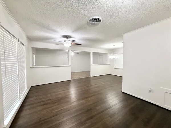 $1,850 | 523 Wisteria Street, Lake Jackson, TX 77566