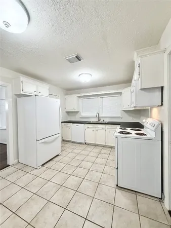 $1,850 | 523 Wisteria Street, Lake Jackson, TX 77566