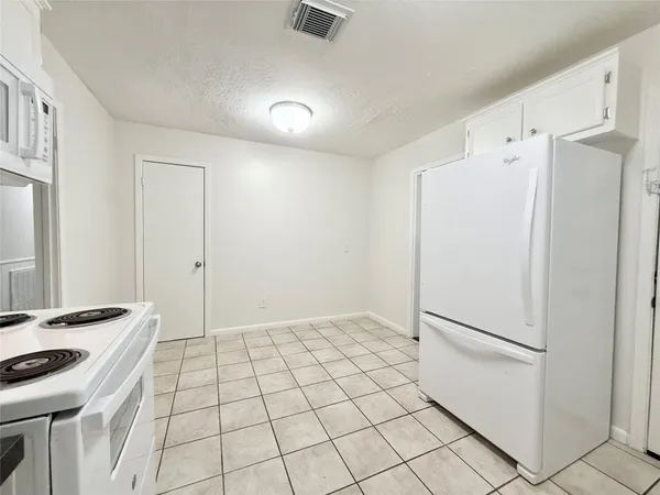 $1,850 | 523 Wisteria Street, Lake Jackson, TX 77566