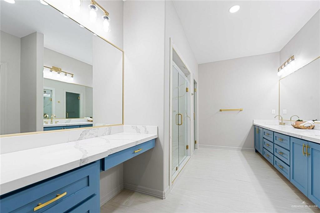 2216 South 45th Street McAllen, TX 78503 - Photo 18 of 34 a bathroom with a sink a mirror and a bathtub