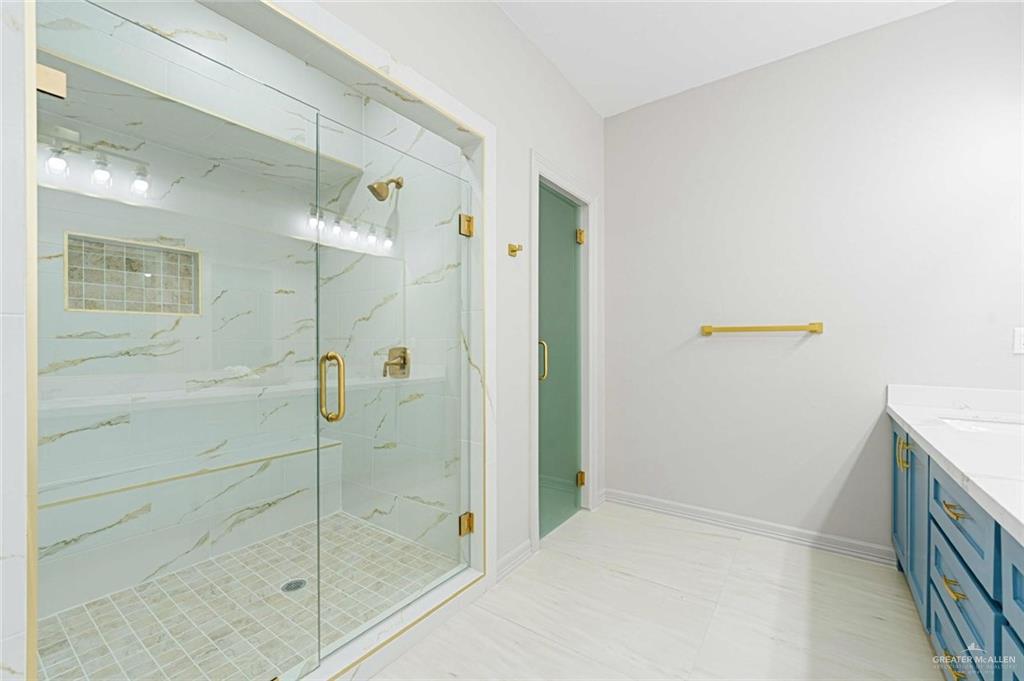 2216 South 45th Street McAllen, TX 78503 - Photo 19 of 34 a bathroom with a shower