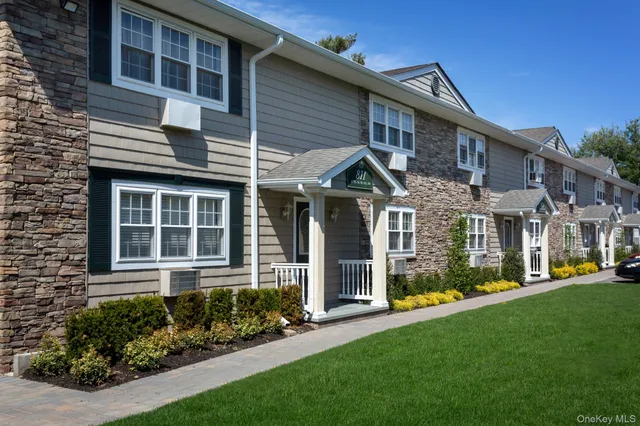 $1,999 | 817 Long Island Avenue, Unit 13B, Deer Park, NY 11729