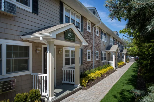 $1,999 | 817 Long Island Avenue, Unit 13B, Deer Park, NY 11729