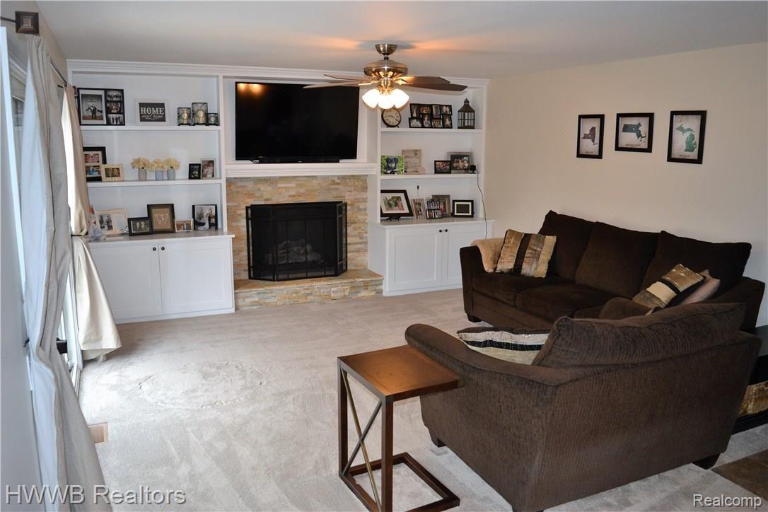 981 Hemlock Drive Rochester, MI 48307 - Photo 17 of 40 17-Family Room.JPG