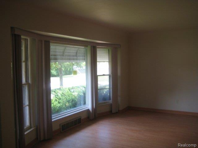 LIVINGROOM.JPG