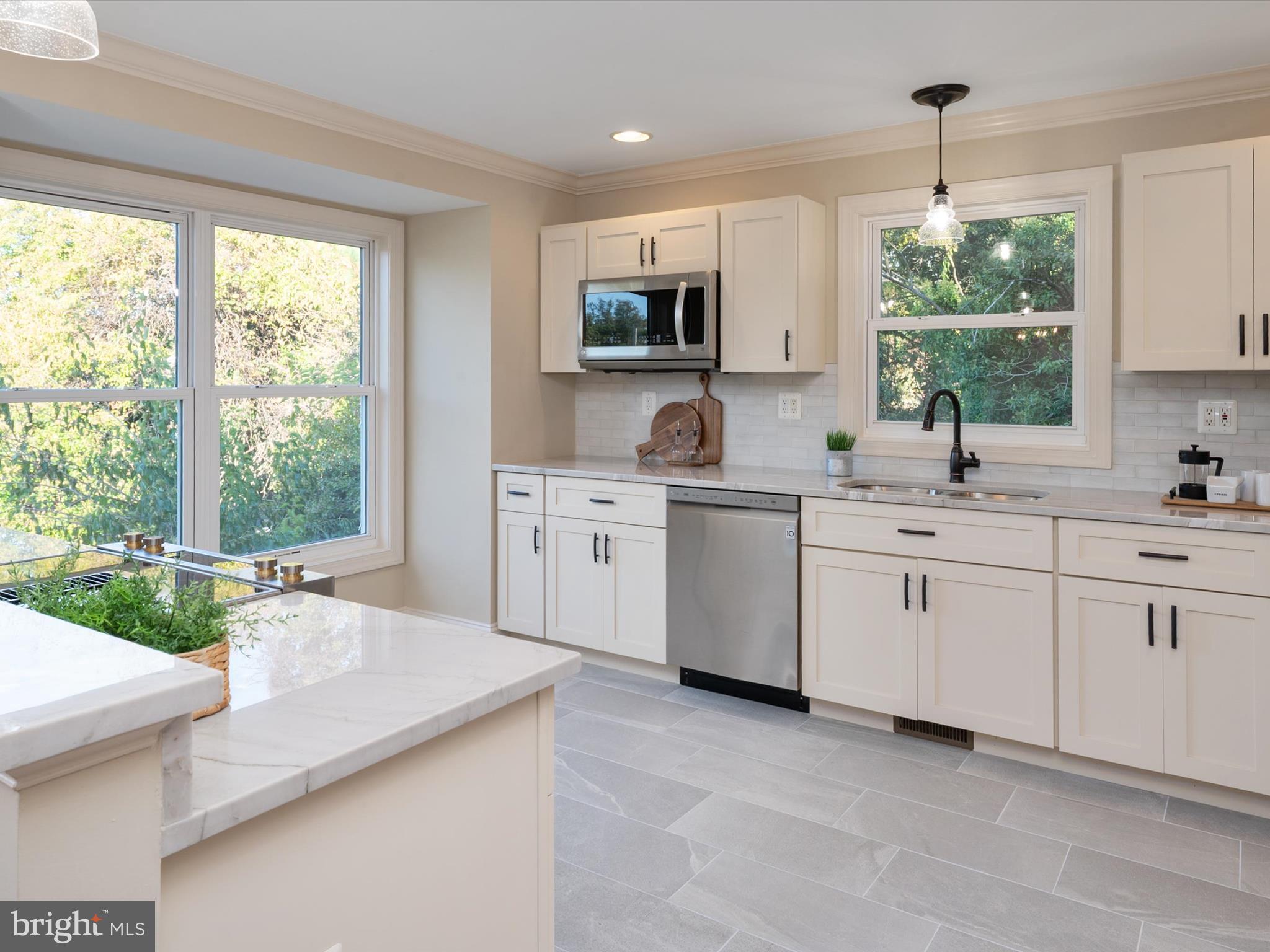 5108 Mountain Road Pasadena, MD 21122 - Photo 4 of 73