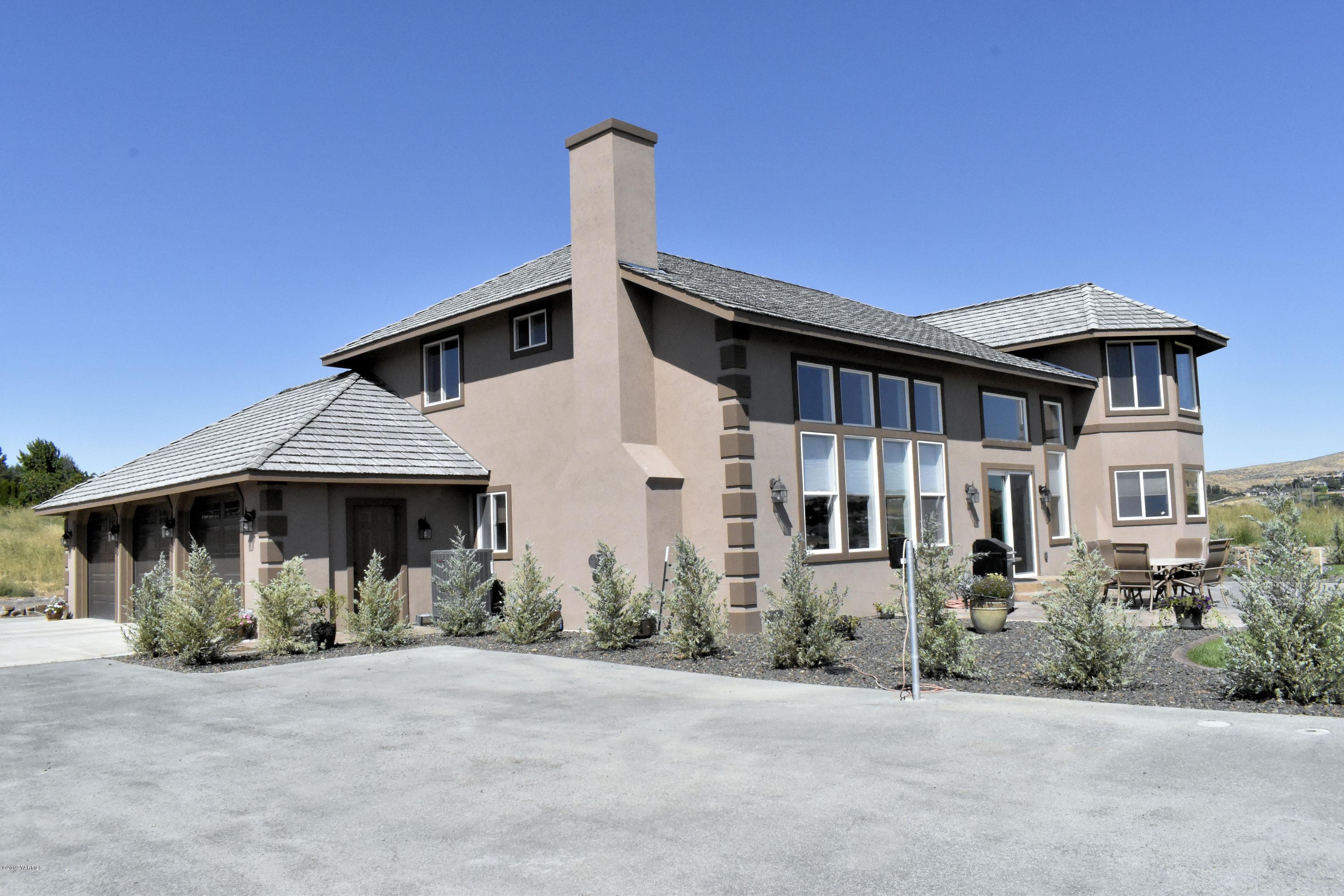 9709 Grunewald Road Yakima, WA 98908 - Photo 1 of 42 a front view of a house with yard porch and glass windows