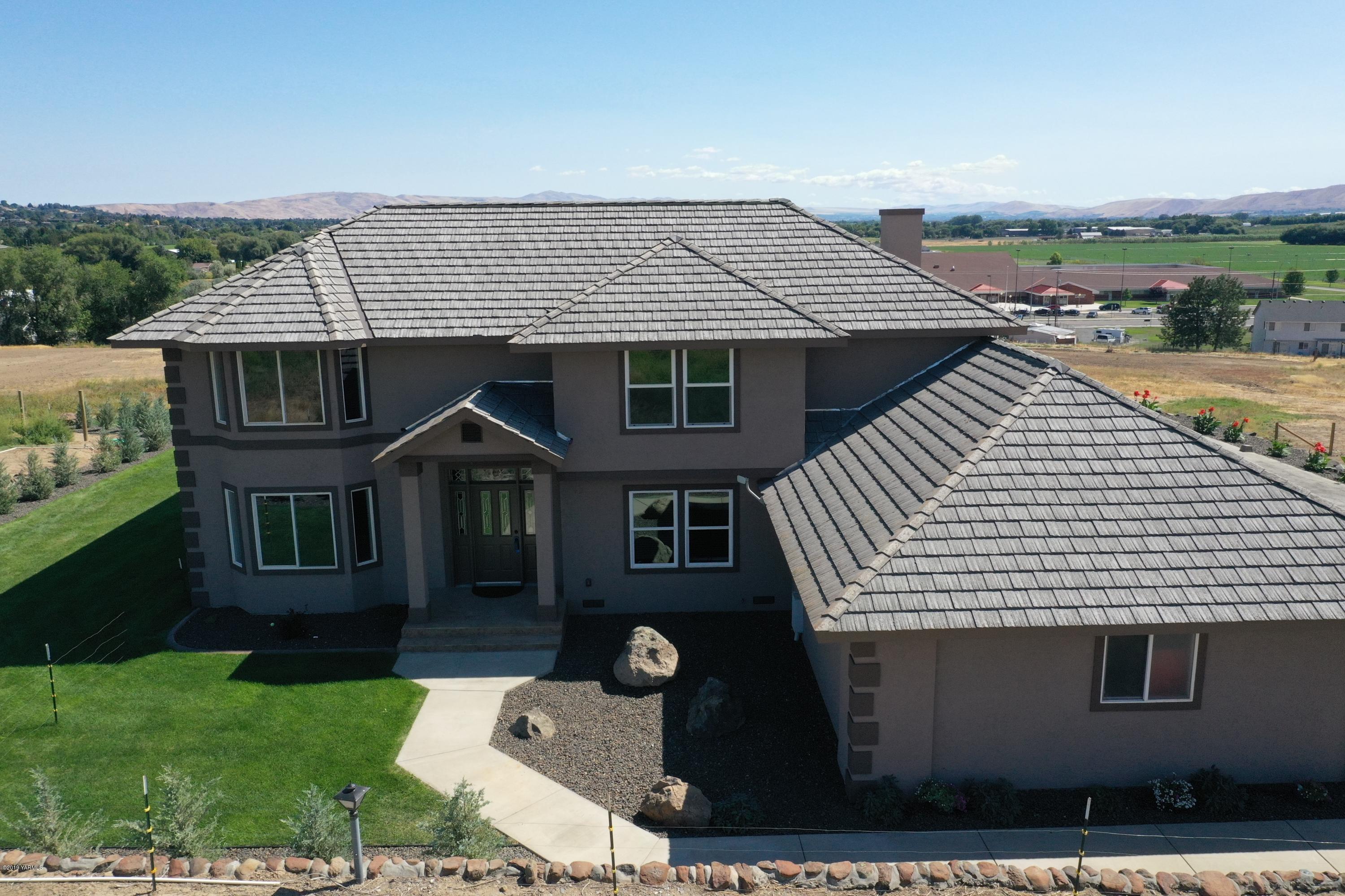 9709 Grunewald Road Yakima, WA 98908 - Photo 12 of 42 a front view of a house with garden