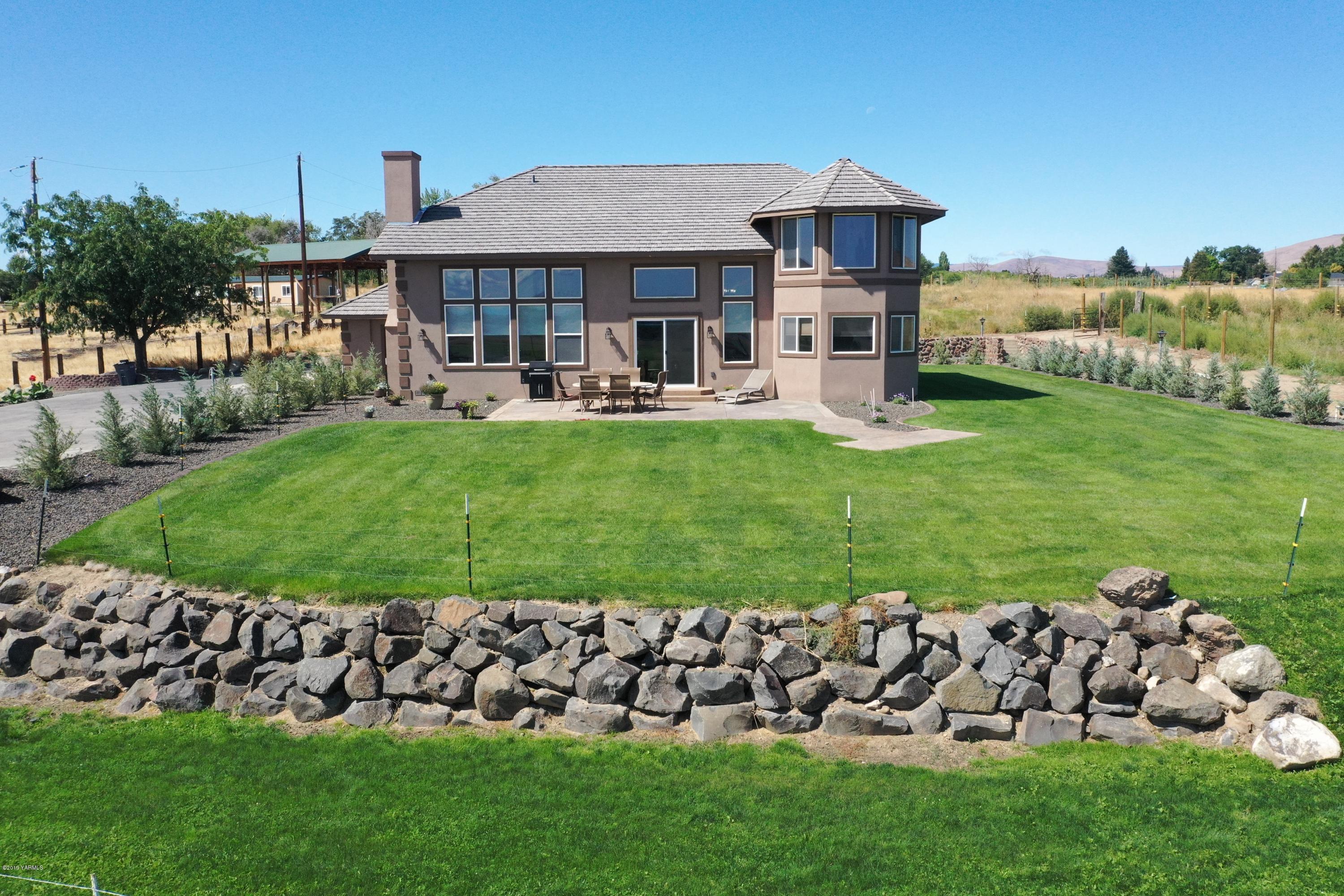 9709 Grunewald Road Yakima, WA 98908 - Photo 14 of 42 a front view of a house with garden