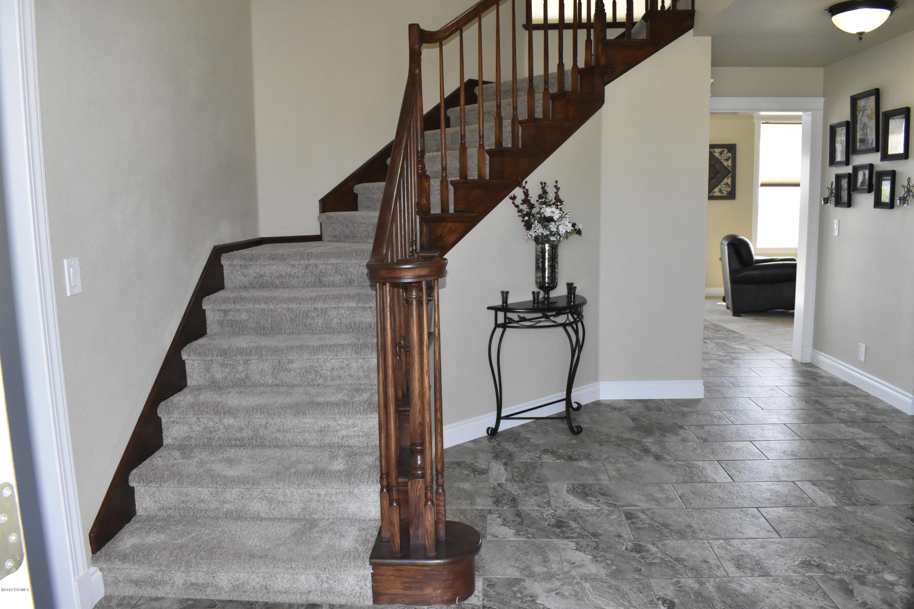 9709 Grunewald Road Yakima, WA 98908 - Photo 15 of 42 a view of entryway and hall
