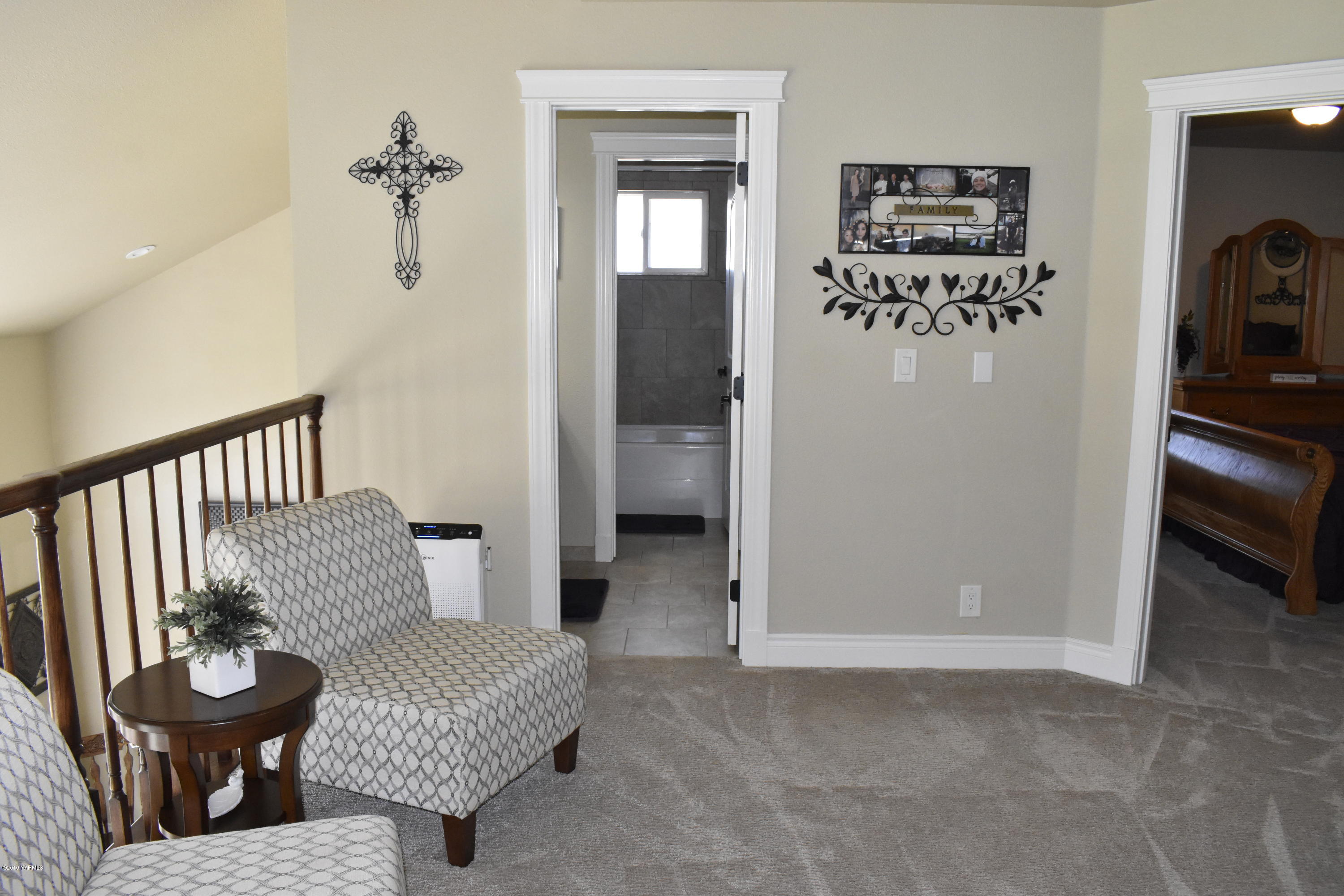 9709 Grunewald Road Yakima, WA 98908 - Photo 31 of 42 a living room with furniture and a gate