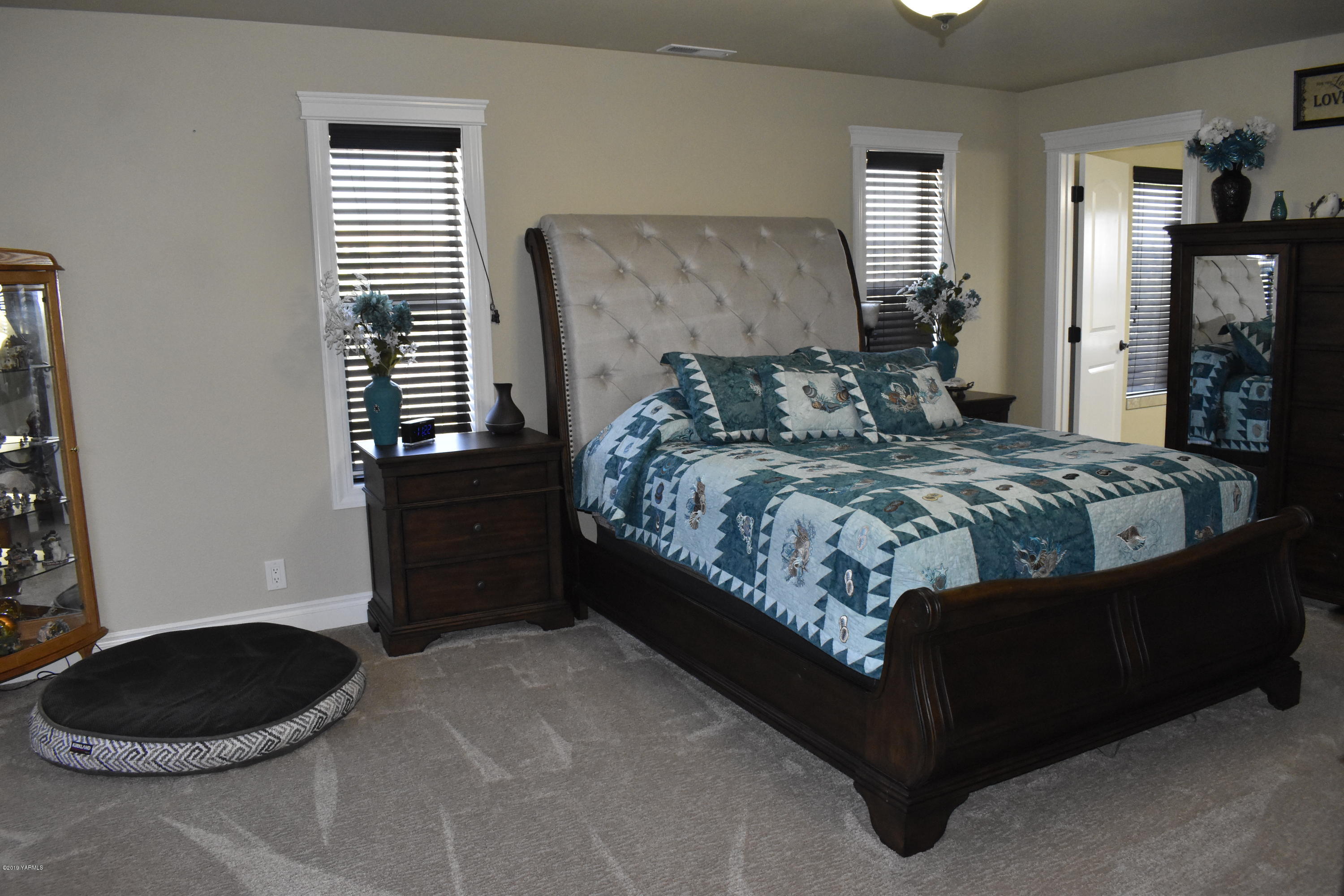 9709 Grunewald Road Yakima, WA 98908 - Photo 34 of 42 a bedroom with a bed and a chair