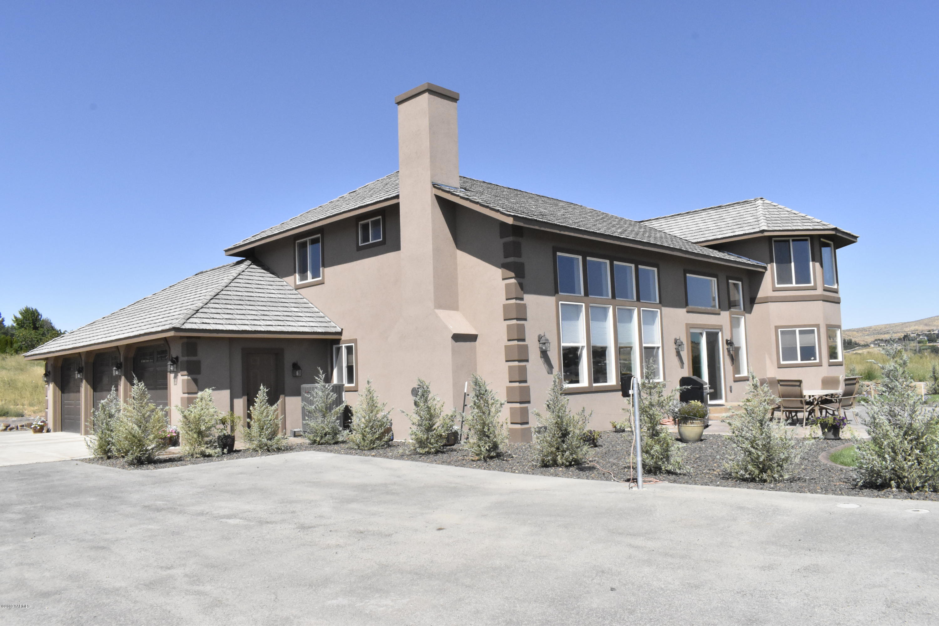 9709 Grunewald Road Yakima, WA 98908 - Photo 39 of 42 a front view of a house with a yard