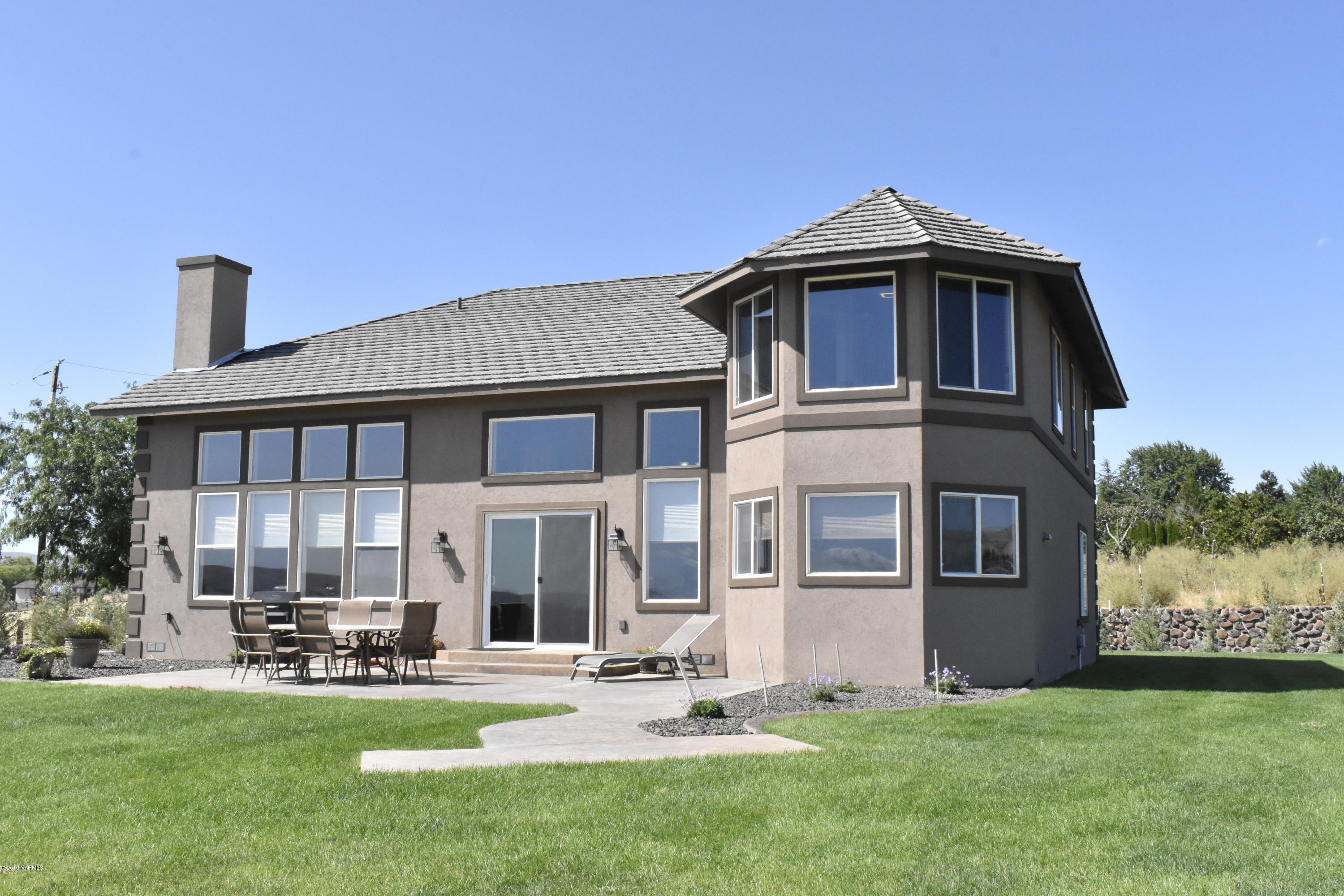 9709 Grunewald Road Yakima, WA 98908 - Photo 40 of 42 a front view of a house with a yard