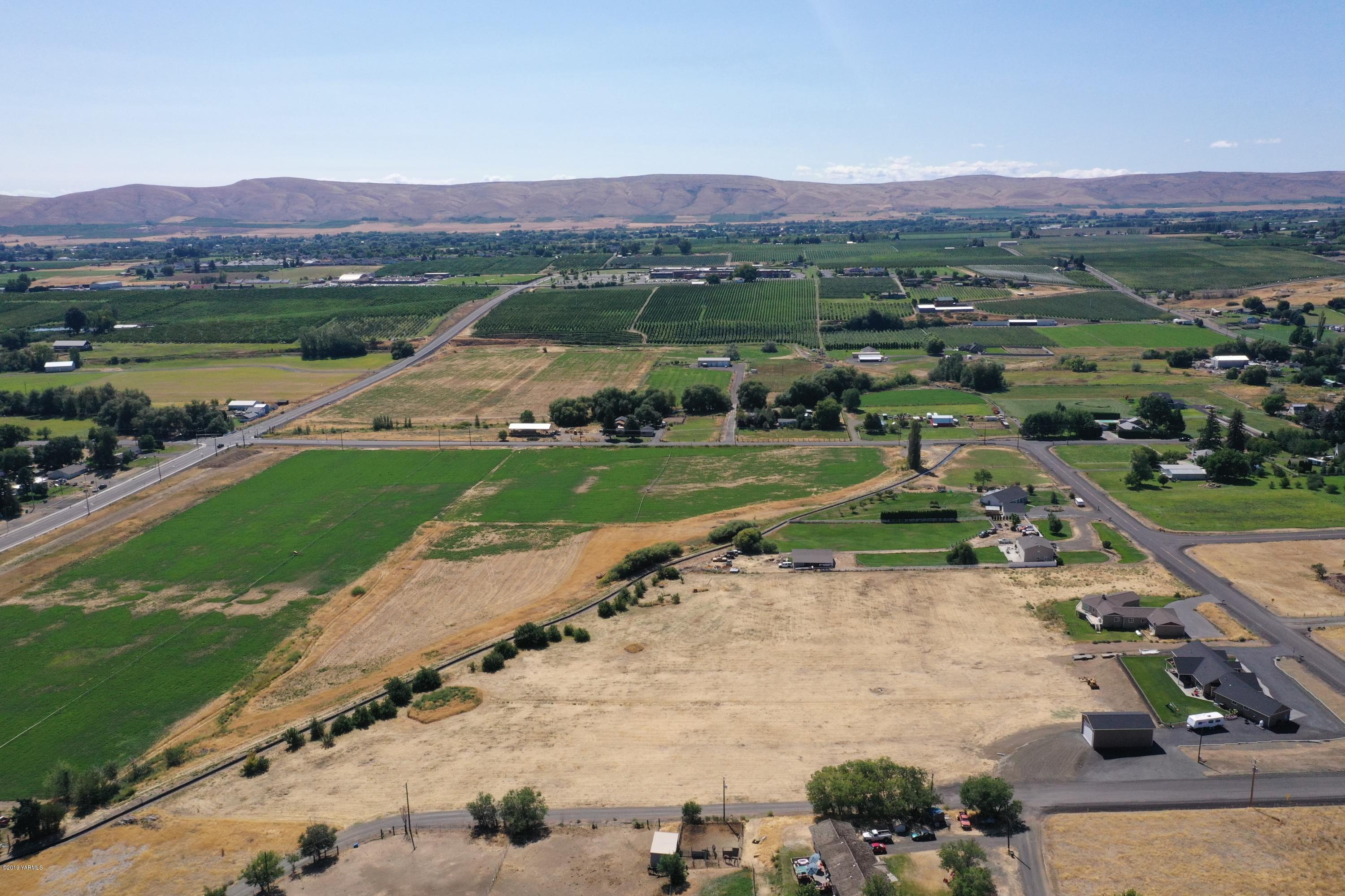9709 Grunewald Road Yakima, WA 98908 - Photo 10 of 42 a view of a street with a grassy area