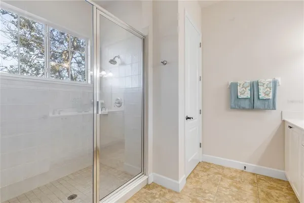 a en suite bathroom with a double vanity sink and mirror
