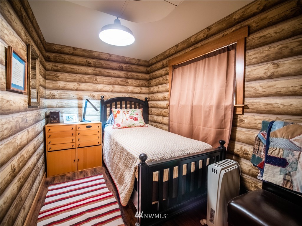 39 Cape Labelle Road Tonasket, WA 98855 - Photo 12 of 39 a bedroom with a bed and a dresser