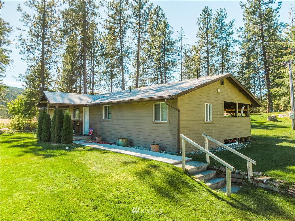 39 Cape Labelle Road Tonasket, WA 98855 - Photo 29 of 39 a backyard of a house with table and chairs