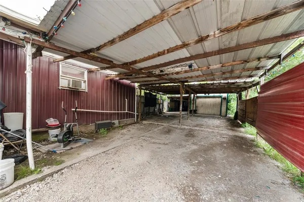 a view of a back yard