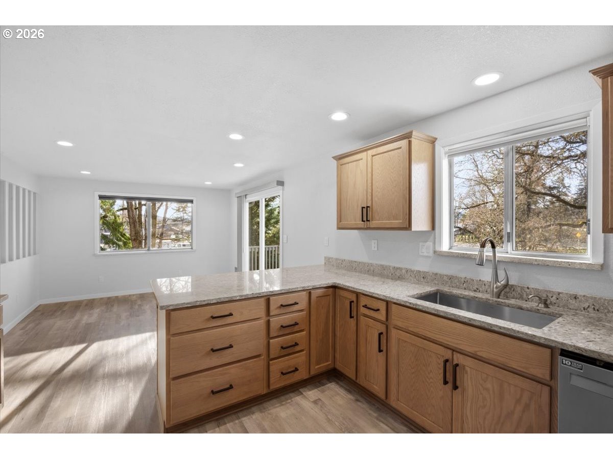 3905 Carnes Road Roseburg, OR 97471 - Photo 14 of 40 Kitchen/Dining Room