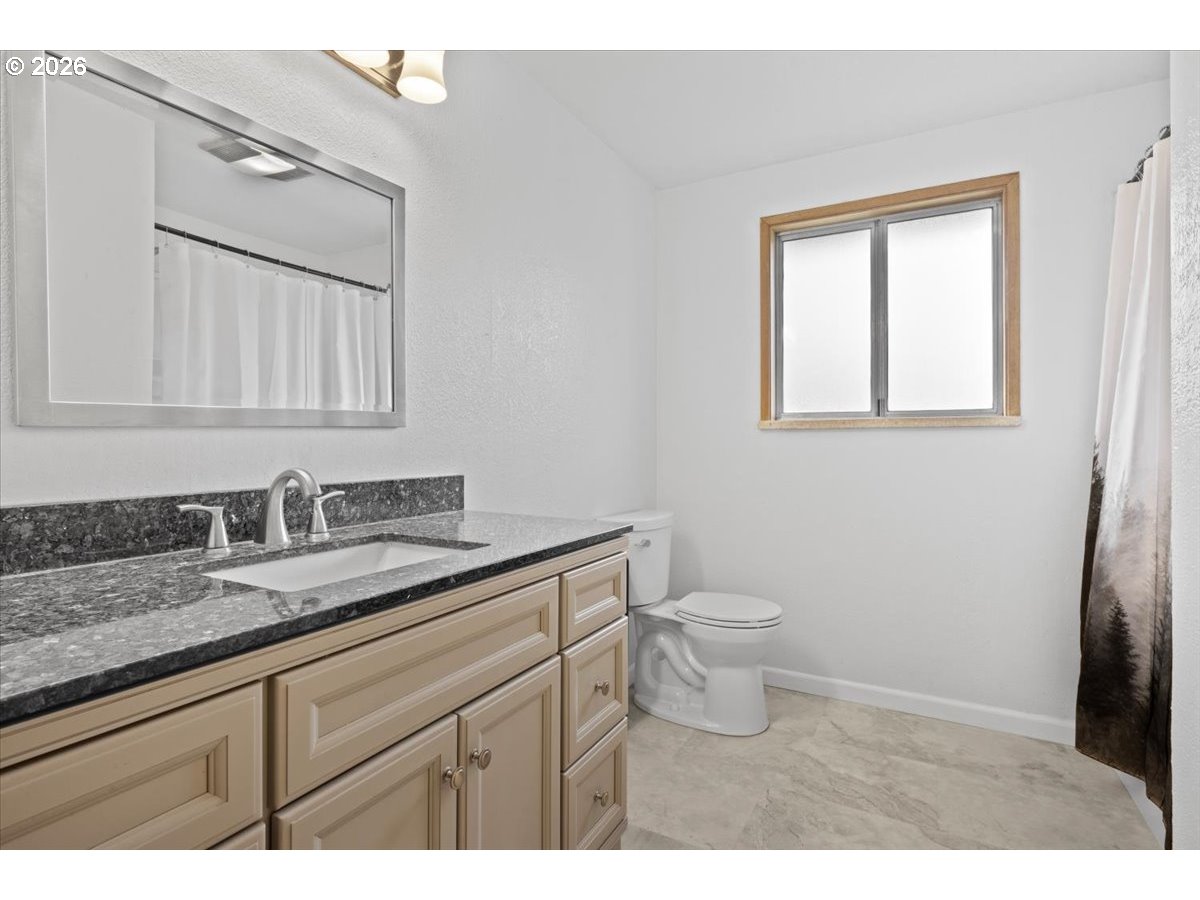 3905 Carnes Road Roseburg, OR 97471 - Photo 15 of 40 Bathroom