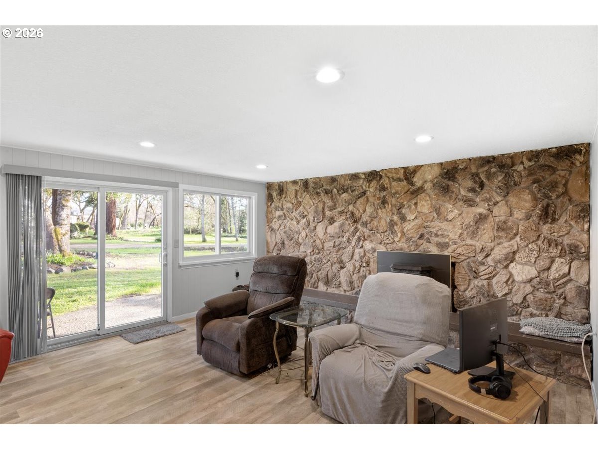 3905 Carnes Road Roseburg, OR 97471 - Photo 23 of 40 Family Room