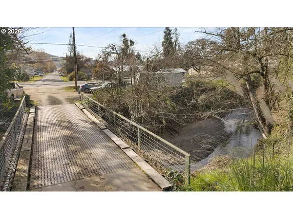 $525,000 | 3905 Carnes Road, Roseburg, OR 97471