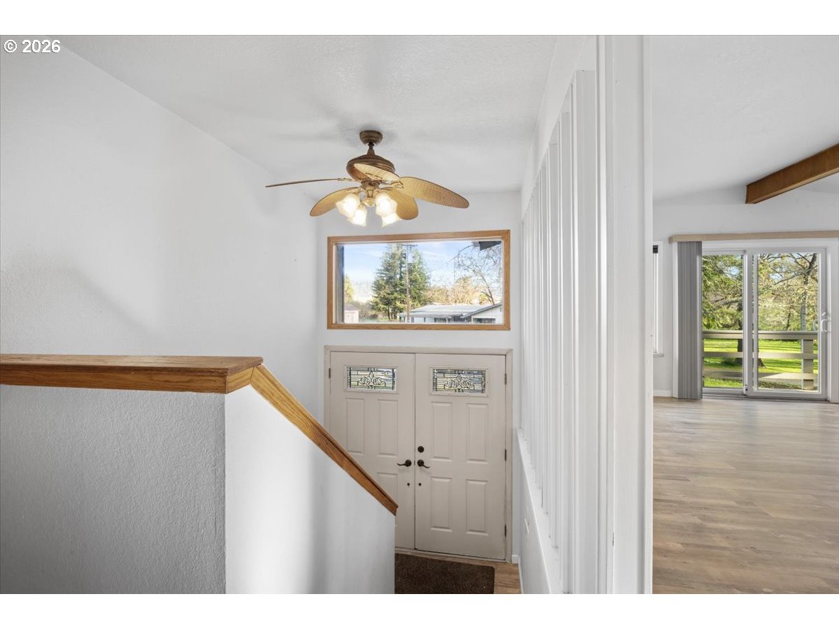 3905 Carnes Road Roseburg, OR 97471 - Photo 4 of 40 Entrance/Foyer