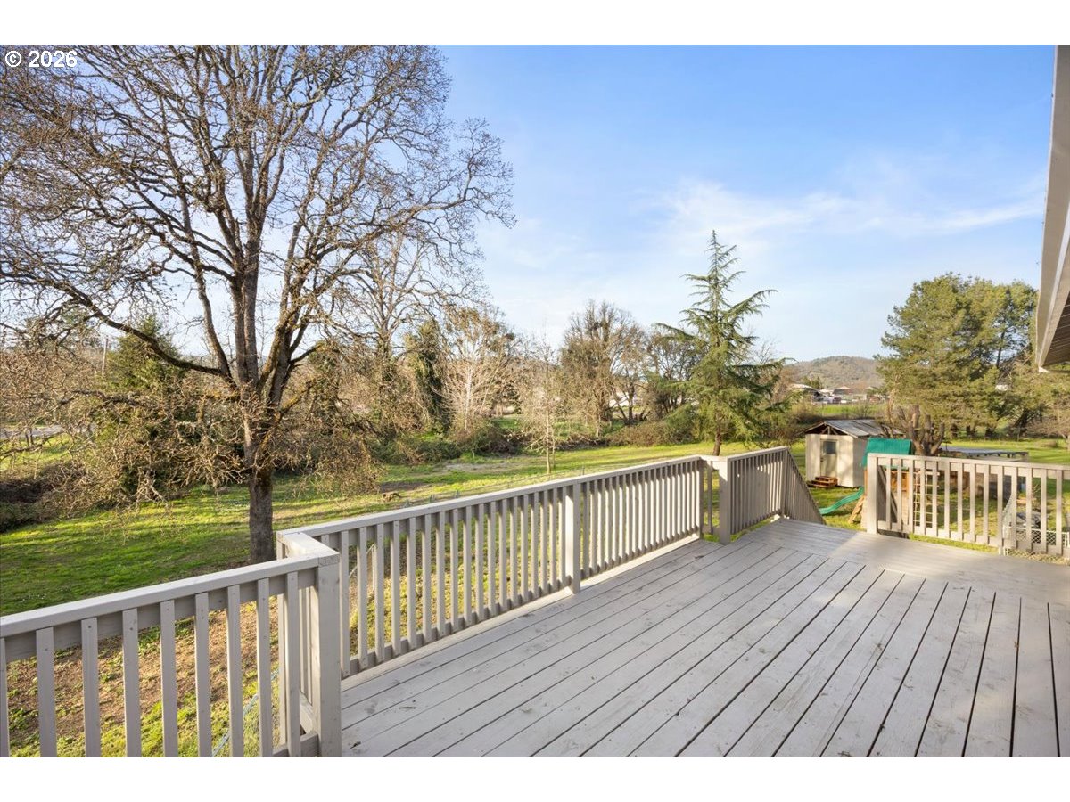 3905 Carnes Road Roseburg, OR 97471 - Photo 9 of 40 Deck