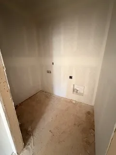 a view of a big room with closet and windows