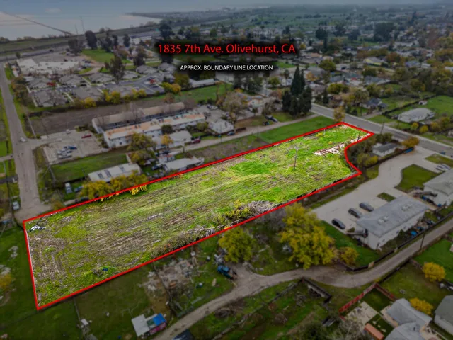 a view of an outdoor space and a yard