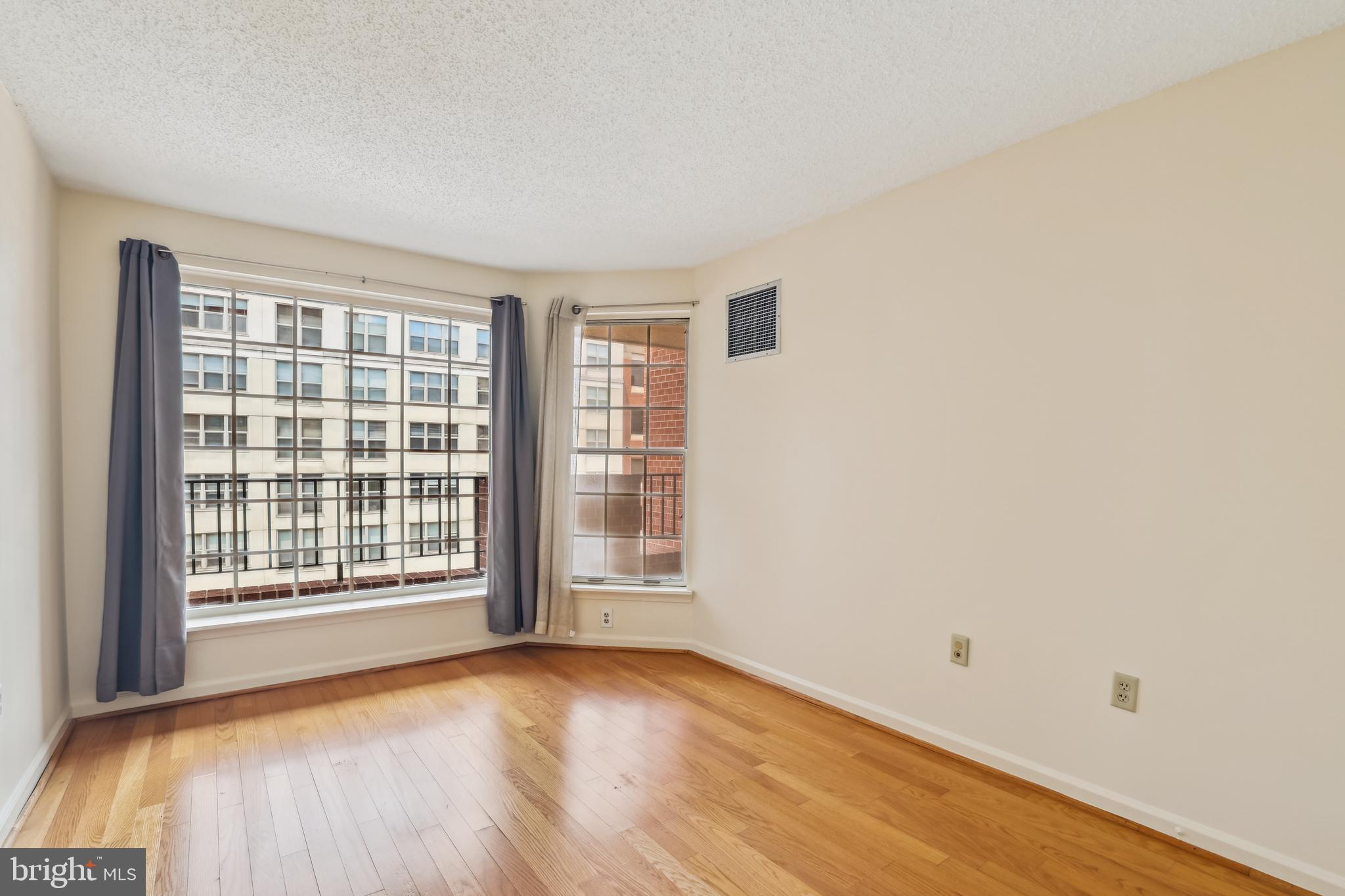 1230 23rd Street Northwest, Unit 607 Washington, DC 20037 - Photo 15 of 29 Large bedroom