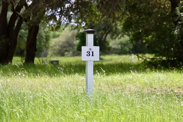 a sign of golf club on a wall