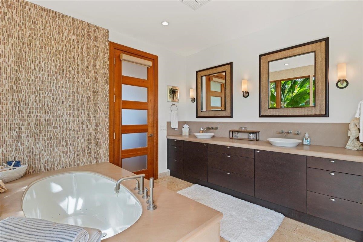 238 Crestview Road Lahaina, HI 96761 - Photo 28 of 48 a bath room with a sink and a large mirror