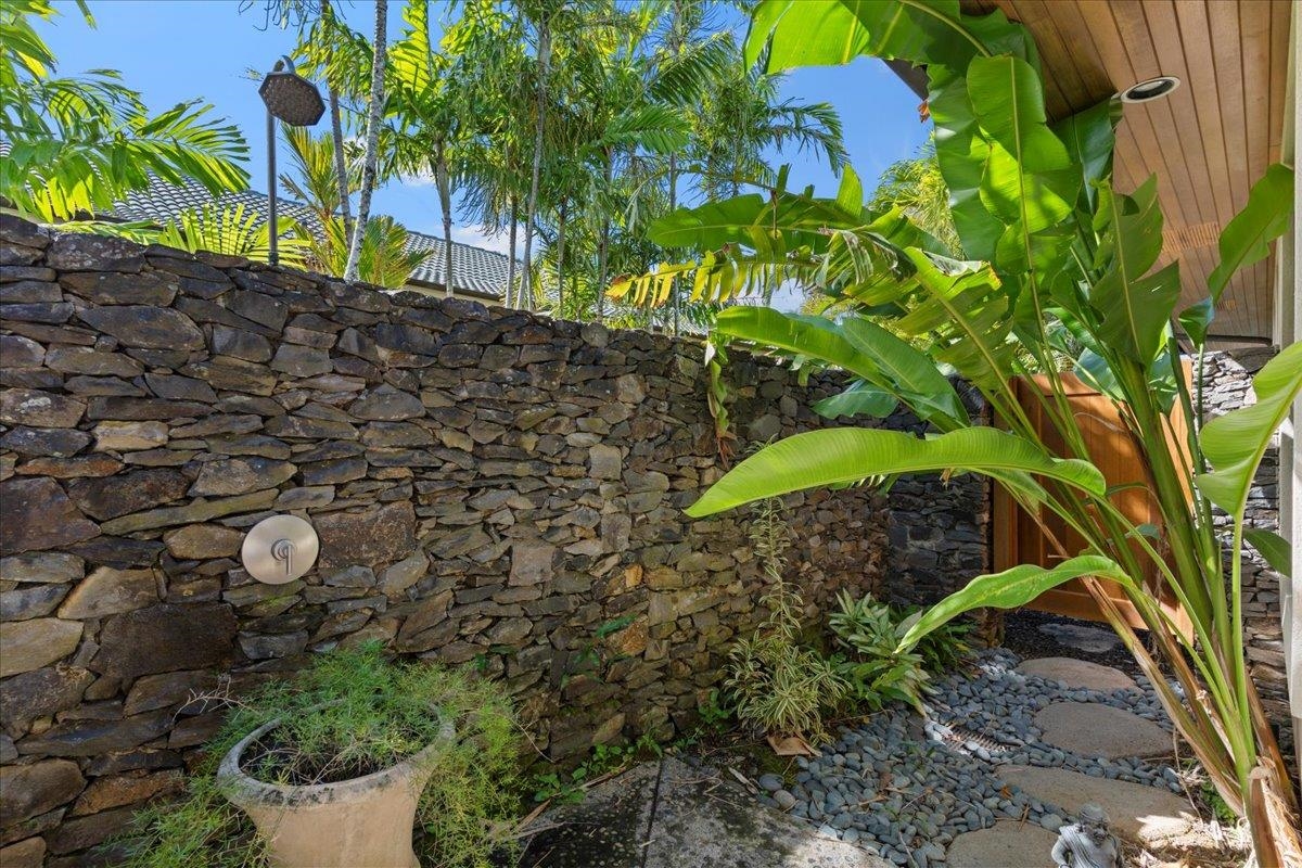 238 Crestview Road Lahaina, HI 96761 - Photo 29 of 48 a view of a garden with plants