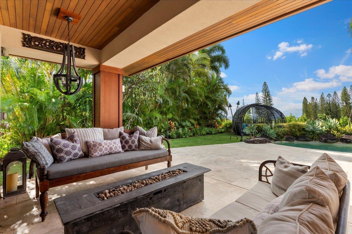 238 Crestview Road Lahaina, HI 96761 - Photo 9 of 48 a living room with furniture and a large window