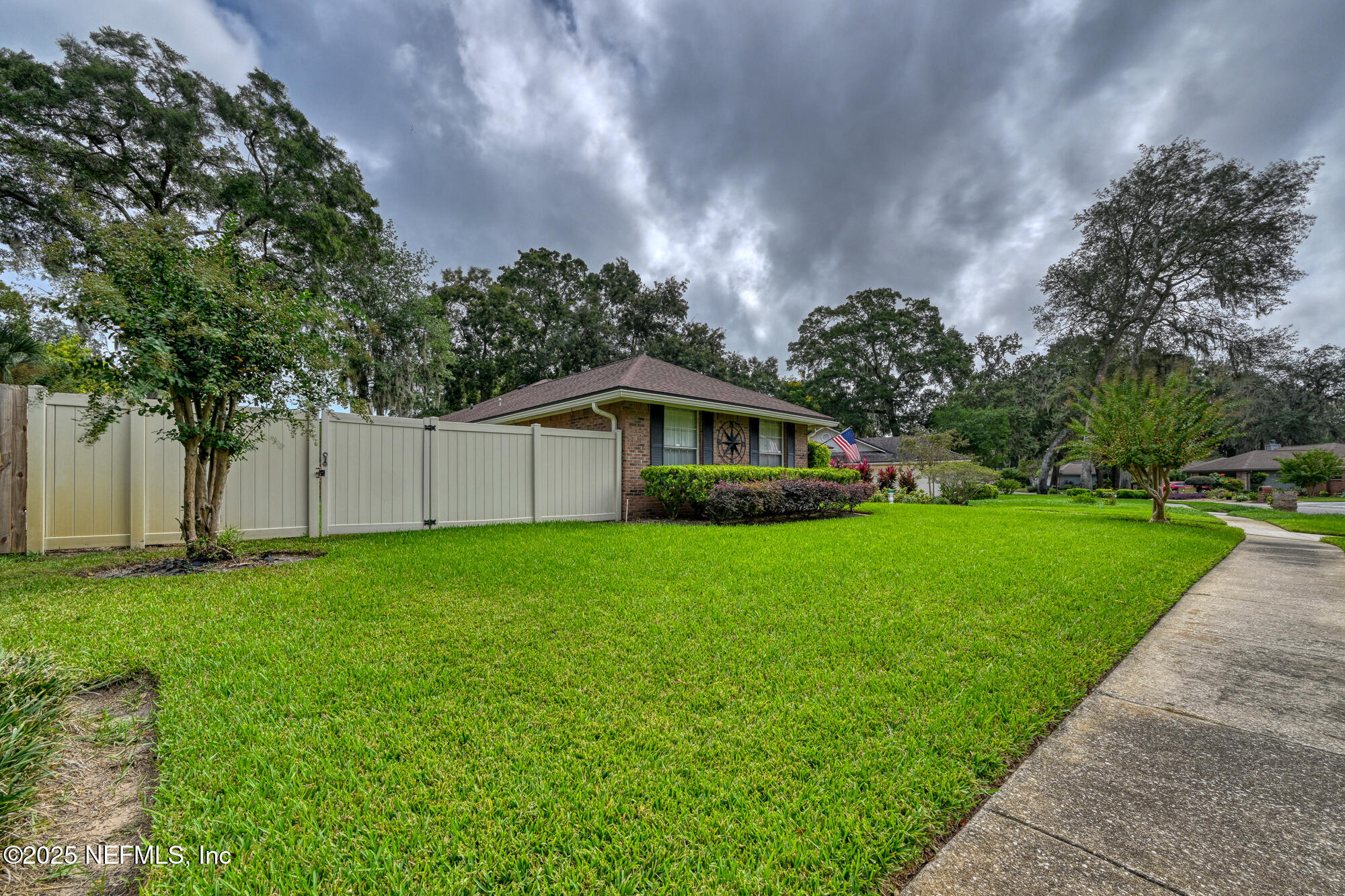 10905 Brentfield Road Jacksonville, FL 32225 - Photo 4 of 36 a front view of a house with garden